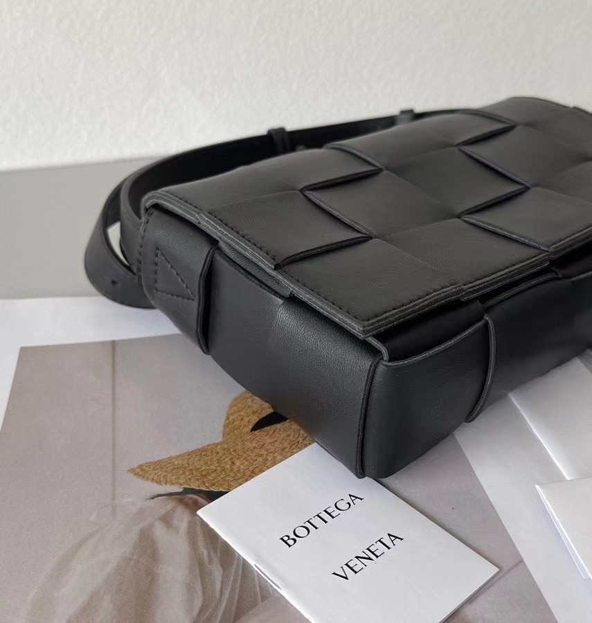 bo*te*ga Ve*ne*ta cassett bag in black intrecciato lambskin