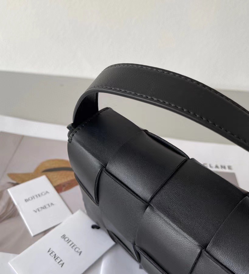 bo*te*ga Ve*ne*ta cassett bag in black intrecciato lambskin