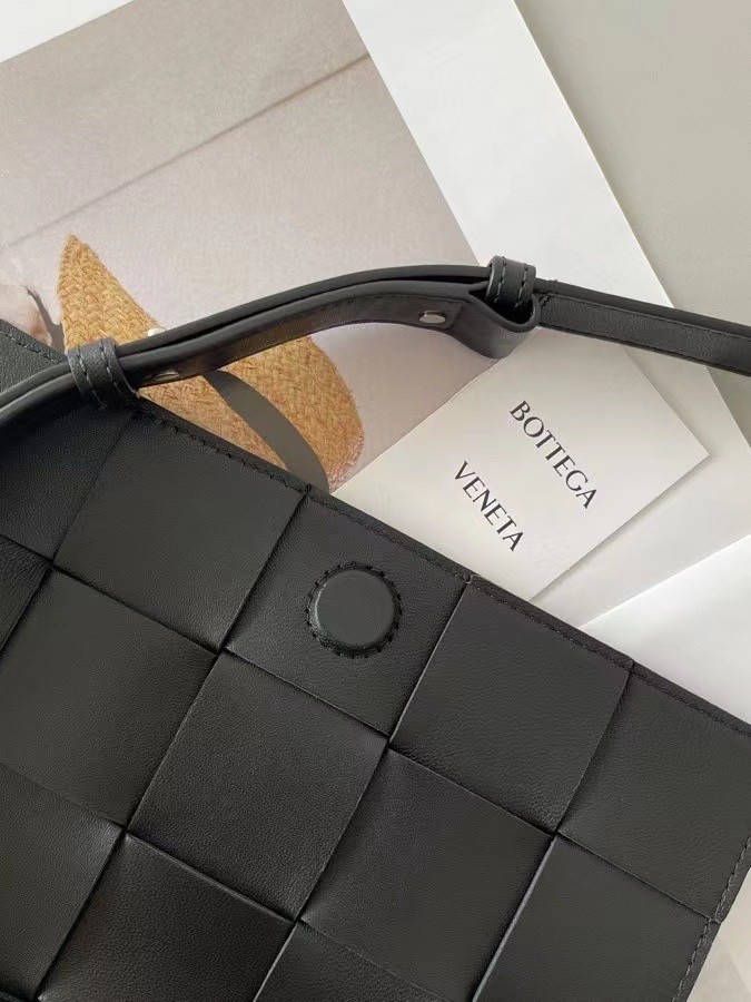 bo*te*ga Ve*ne*ta cassett bag in black intrecciato lambskin