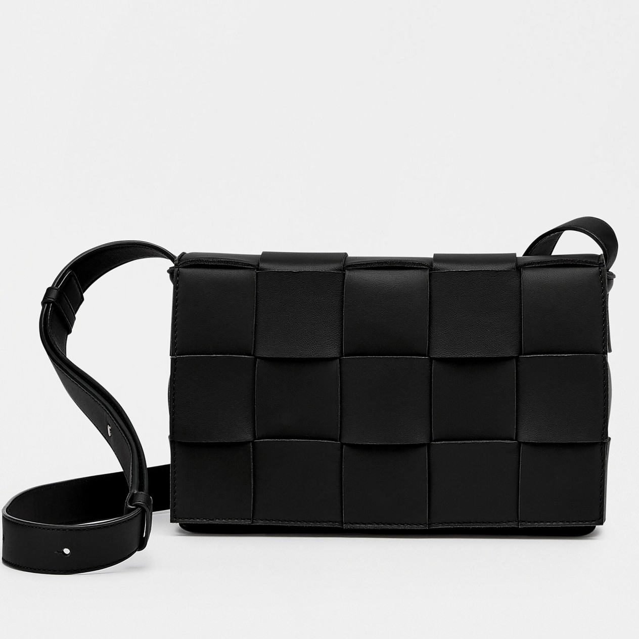 bo*te*ga Ve*ne*ta cassett bag in black intrecciato lambskin