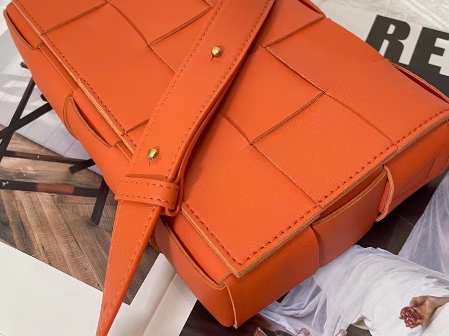bo*te*ga Ve*ne*ta cassett bag in orange intrecciato lambskin
