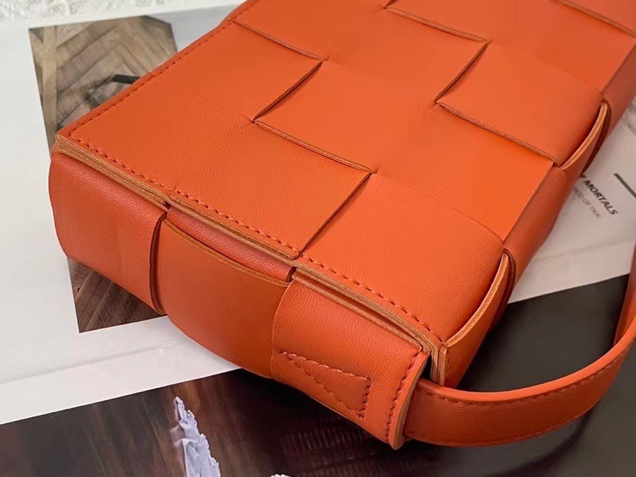 bo*te*ga Ve*ne*ta cassett bag in orange intrecciato lambskin