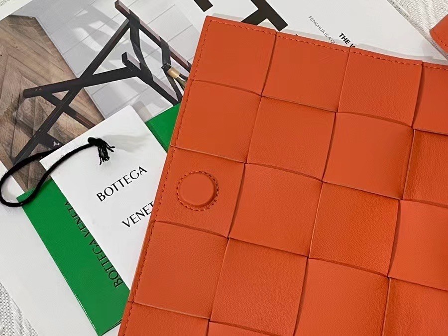 bo*te*ga Ve*ne*ta cassett bag in orange intrecciato lambskin