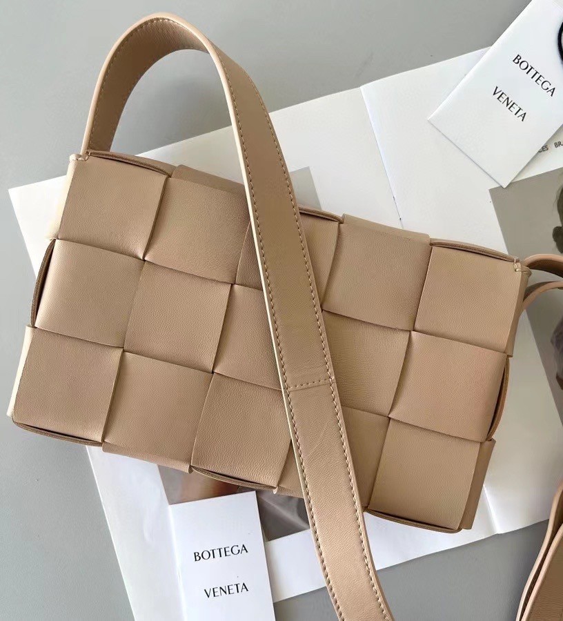 bo*te*ga Ve*ne*ta cassett bag in porridge intrecciato lambskin