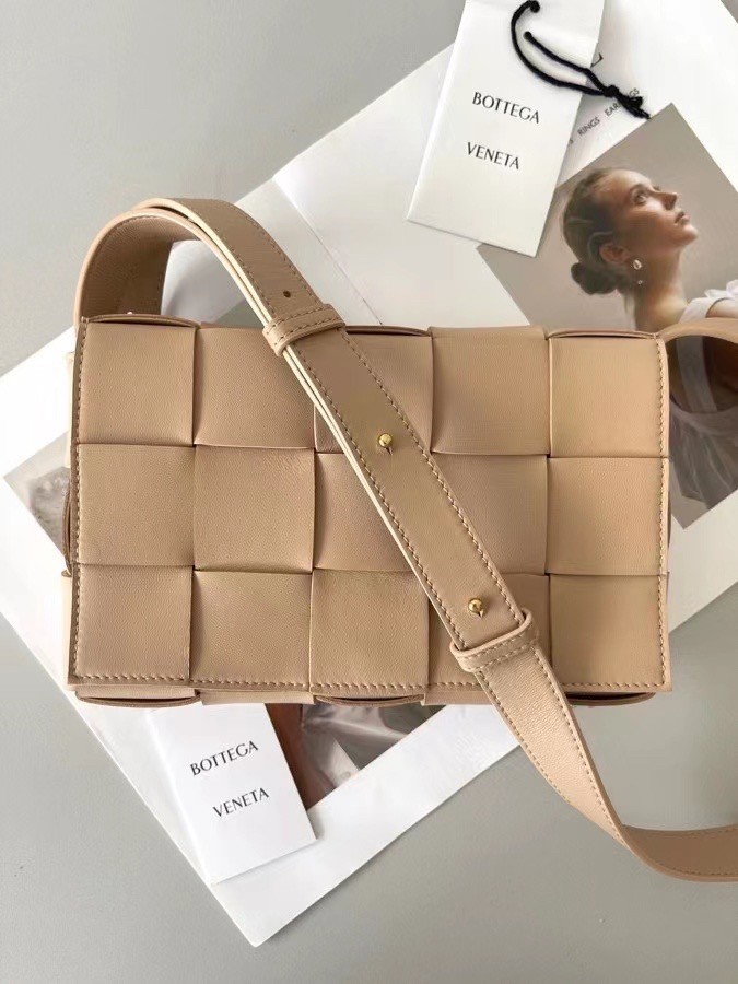 bo*te*ga Ve*ne*ta cassett bag in porridge intrecciato lambskin