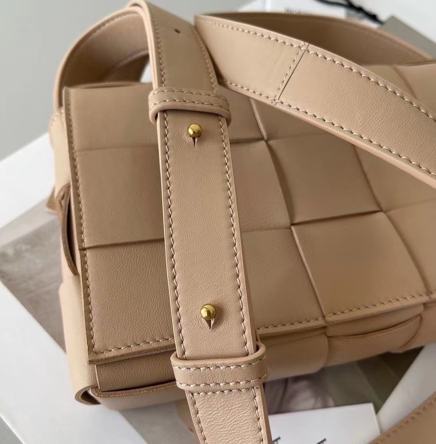 bo*te*ga Ve*ne*ta cassett bag in porridge intrecciato lambskin
