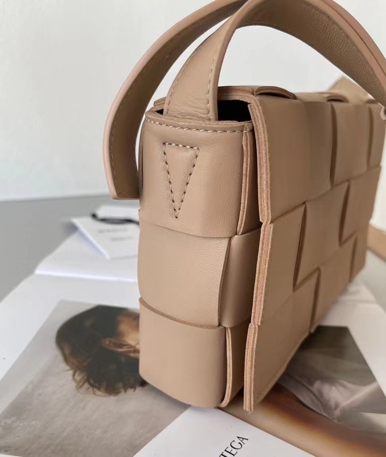 bo*te*ga Ve*ne*ta cassett bag in porridge intrecciato lambskin