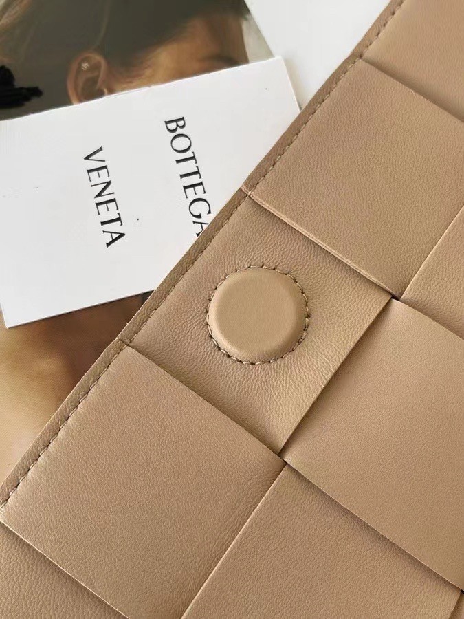 bo*te*ga Ve*ne*ta cassett bag in porridge intrecciato lambskin