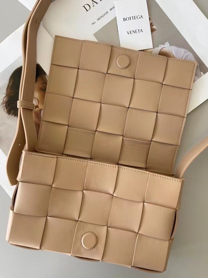 bo*te*ga Ve*ne*ta cassett bag in porridge intrecciato lambskin