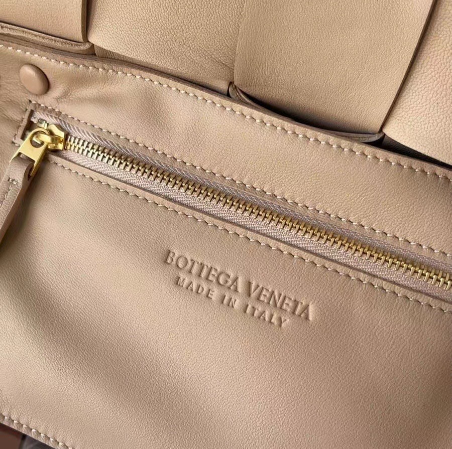 bo*te*ga Ve*ne*ta cassett bag in porridge intrecciato lambskin