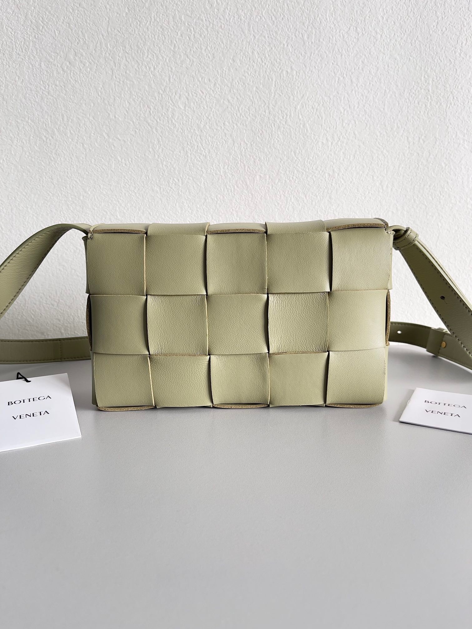 bo*te*ga Ve*ne*ta cassett bag in travertine intrecciato lambskin