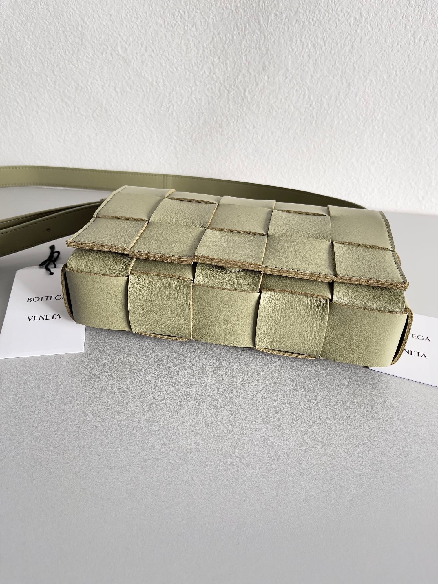 bo*te*ga Ve*ne*ta cassett bag in travertine intrecciato lambskin