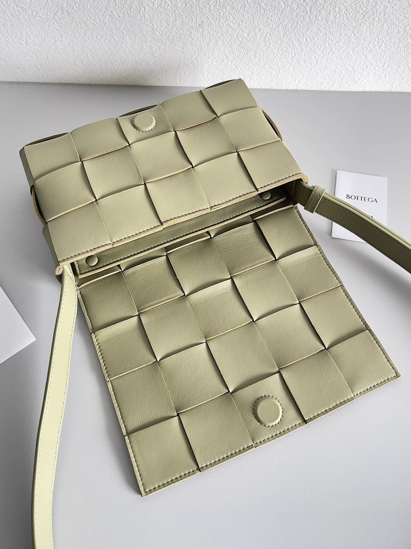 bo*te*ga Ve*ne*ta cassett bag in travertine intrecciato lambskin