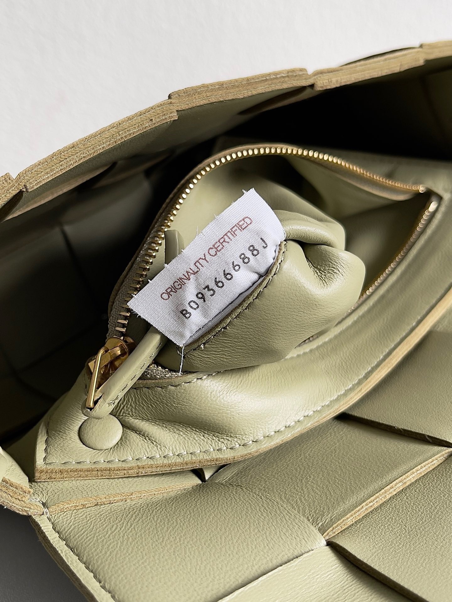 bo*te*ga Ve*ne*ta cassett bag in travertine intrecciato lambskin