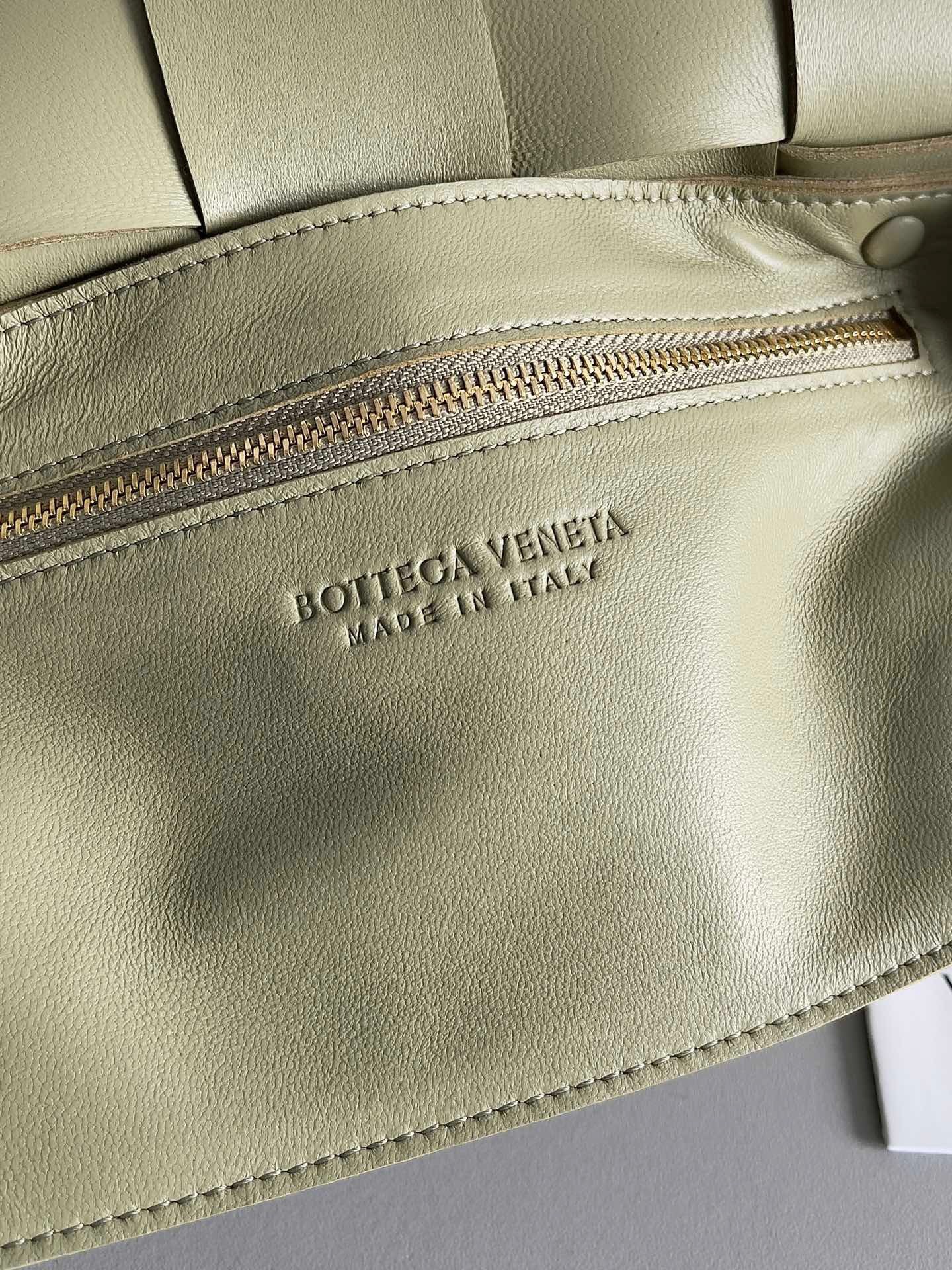 bo*te*ga Ve*ne*ta cassett bag in travertine intrecciato lambskin