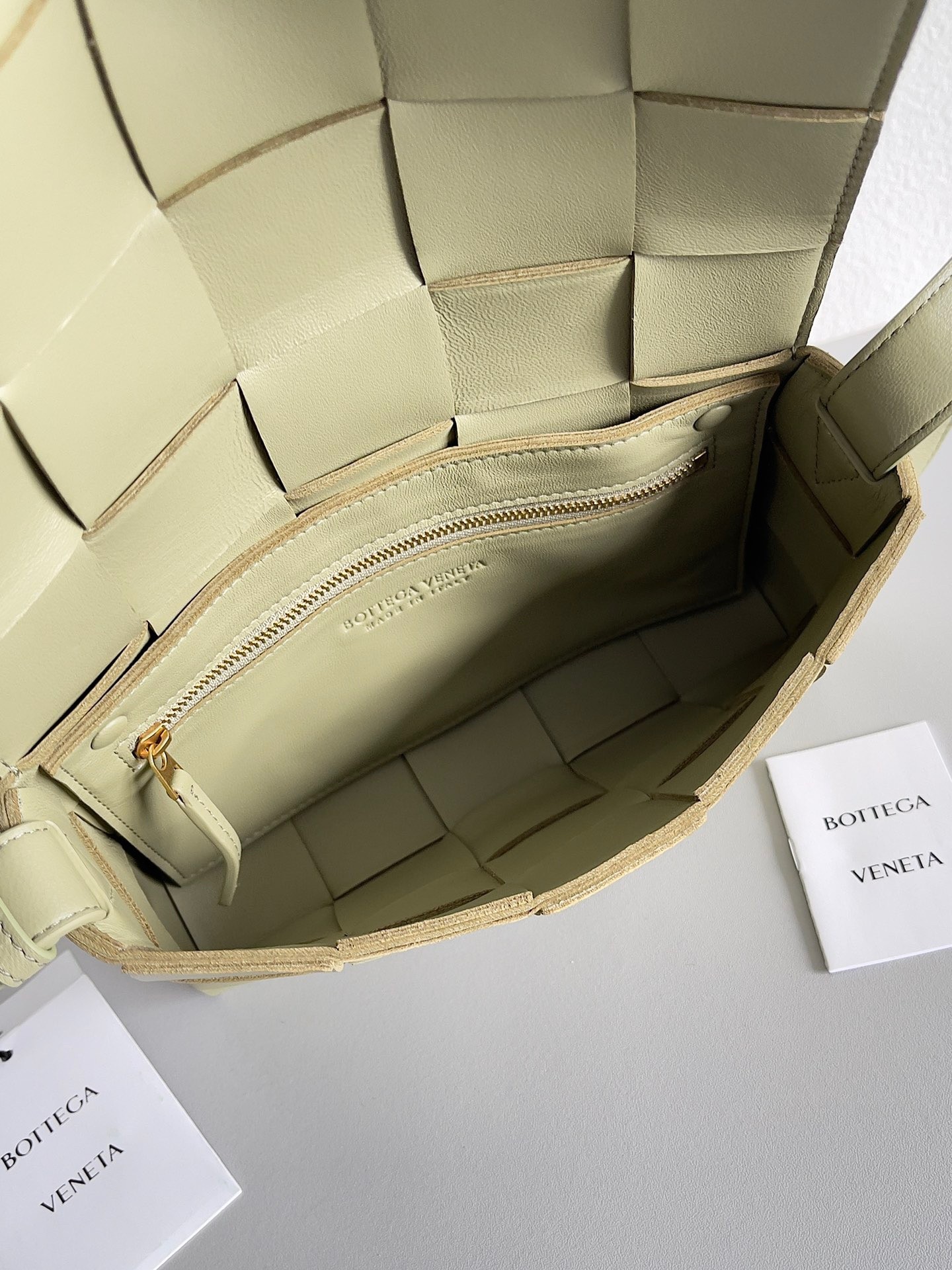 bo*te*ga Ve*ne*ta cassett bag in travertine intrecciato lambskin