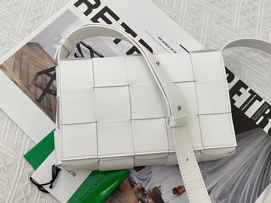 bo*te*ga Ve*ne*ta cassett bag in white intrecciato lambskin