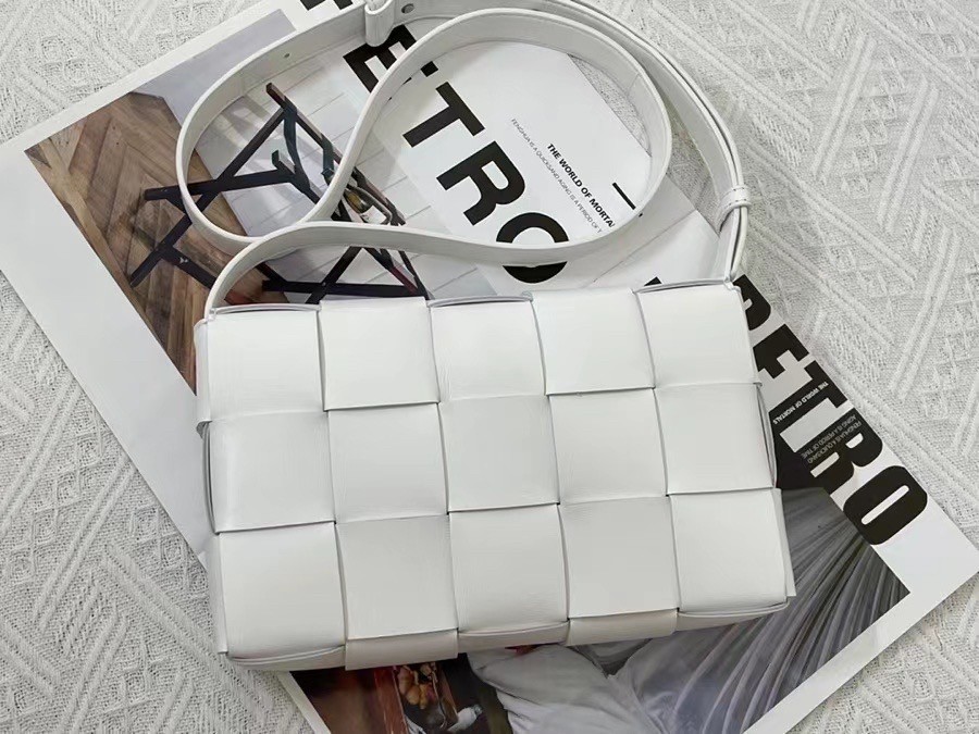 bo*te*ga Ve*ne*ta cassett bag in white intrecciato lambskin