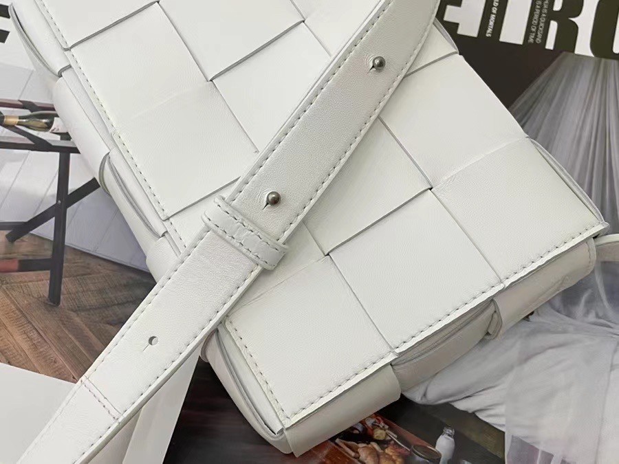bo*te*ga Ve*ne*ta cassett bag in white intrecciato lambskin