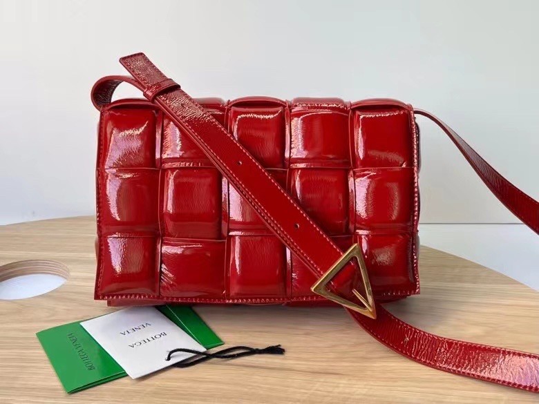 bo*te*ga Ve*ne*ta padded cassette bag in red deerskin