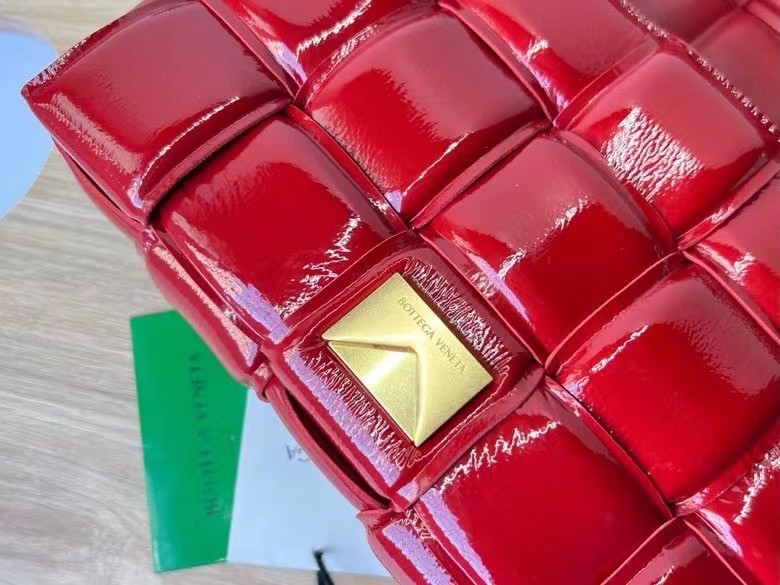 bo*te*ga Ve*ne*ta padded cassette bag in red deerskin