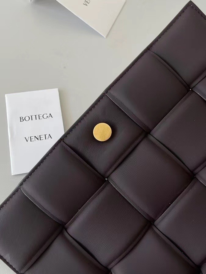 bo*te*ga Ve*ne*ta padded cassette bag in fondant lambskin