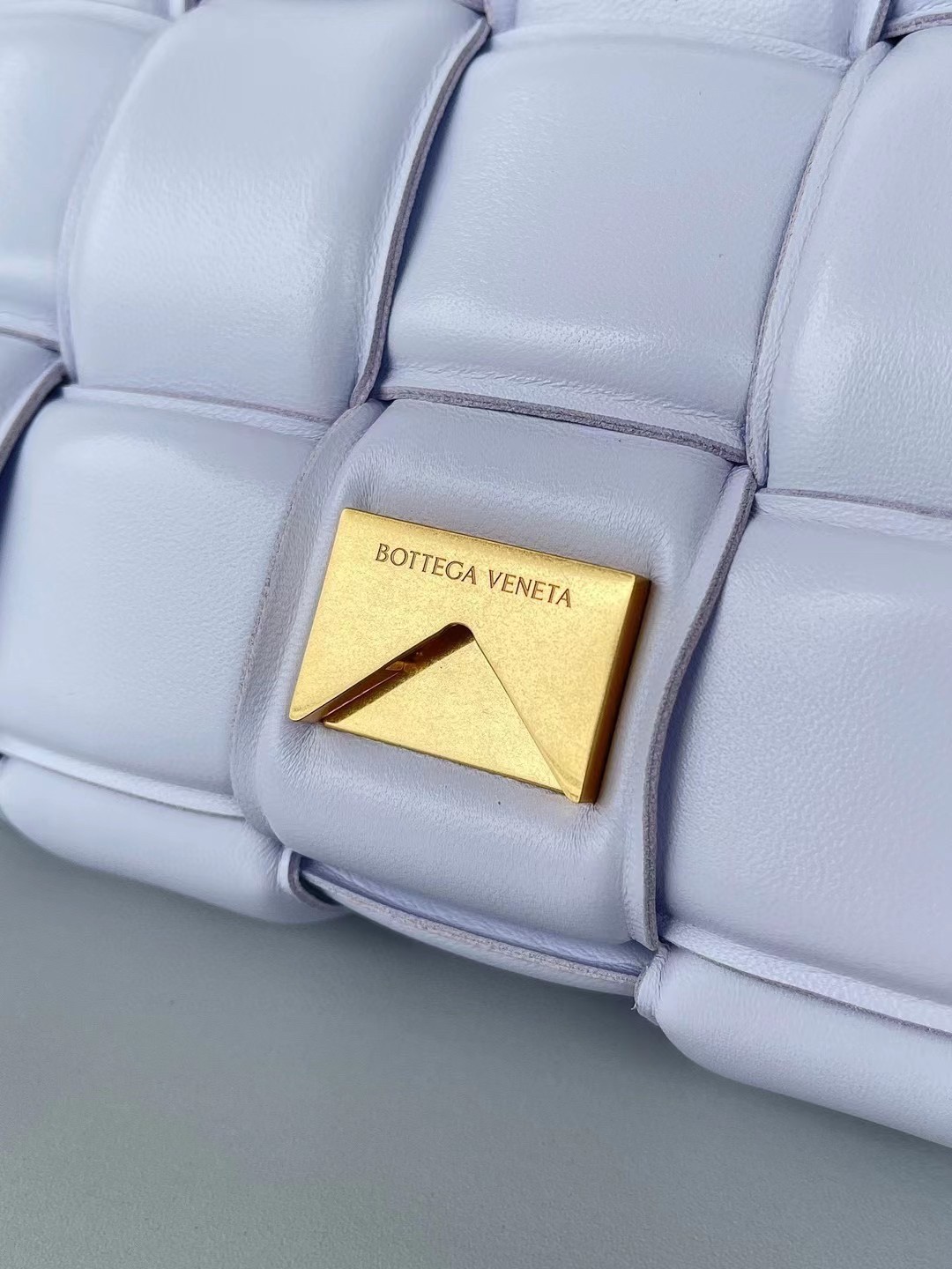 bo*te*ga Ve*ne*ta padded cassette bag in lilas lambskin