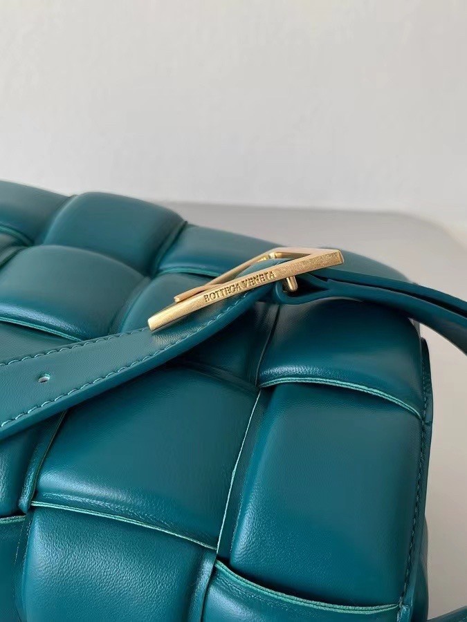 bo*te*ga Ve*ne*ta padded cassette bag in mallard lambskin