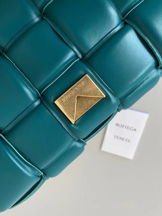 bo*te*ga Ve*ne*ta padded cassette bag in mallard lambskin