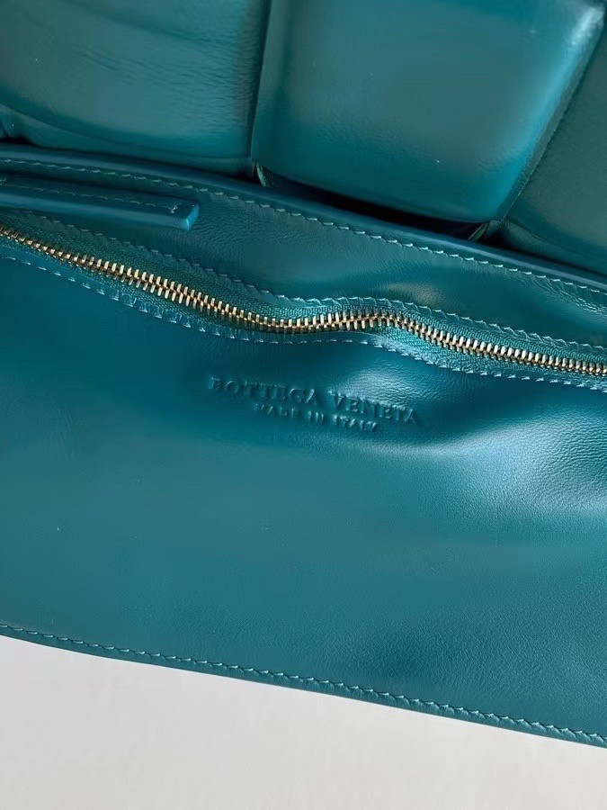 bo*te*ga Ve*ne*ta padded cassette bag in mallard lambskin