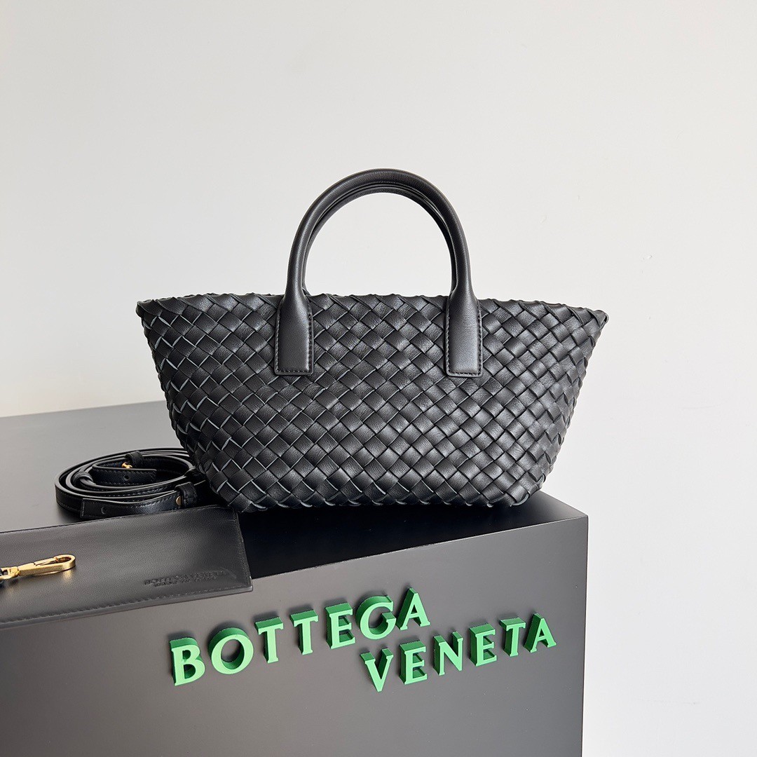 bo*te*ga Ve*ne*ta mini cabat bag in black intrecciato lambskin