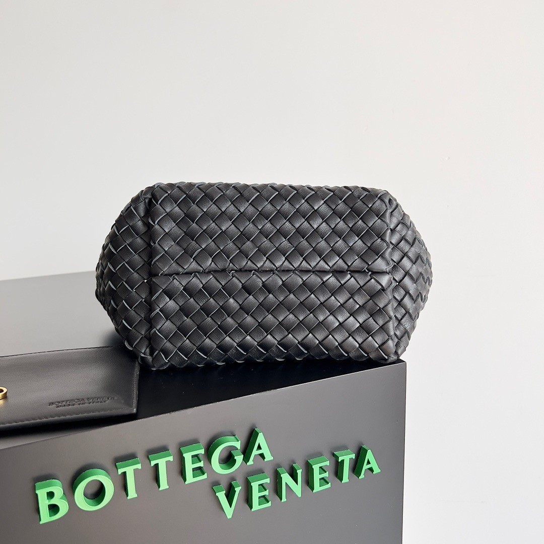 bo*te*ga Ve*ne*ta mini cabat bag in black intrecciato lambskin