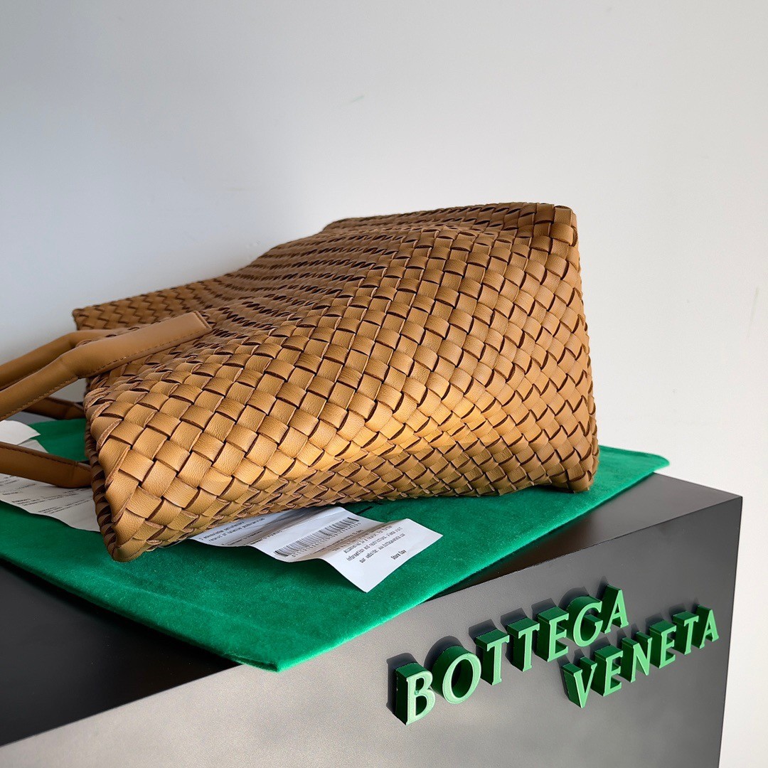 bo*te*ga Ve*ne*ta medium cabat bag in caramel intrecciato lambskin