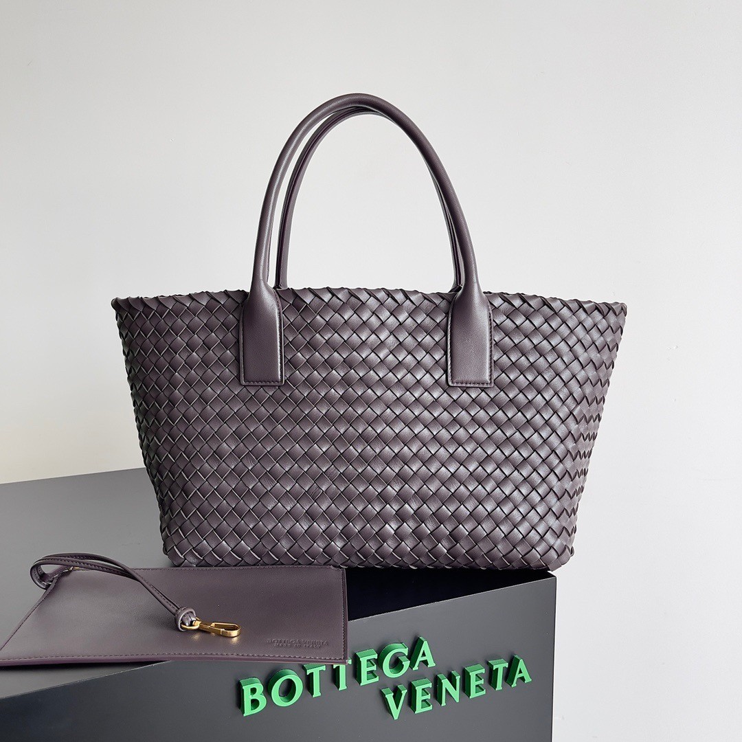 bo*te*ga Ve*ne*ta medium cabat bag in fondant intrecciato lambskin