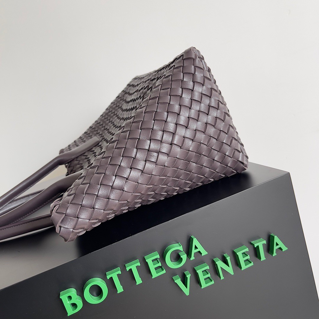 bo*te*ga Ve*ne*ta medium cabat bag in fondant intrecciato lambskin