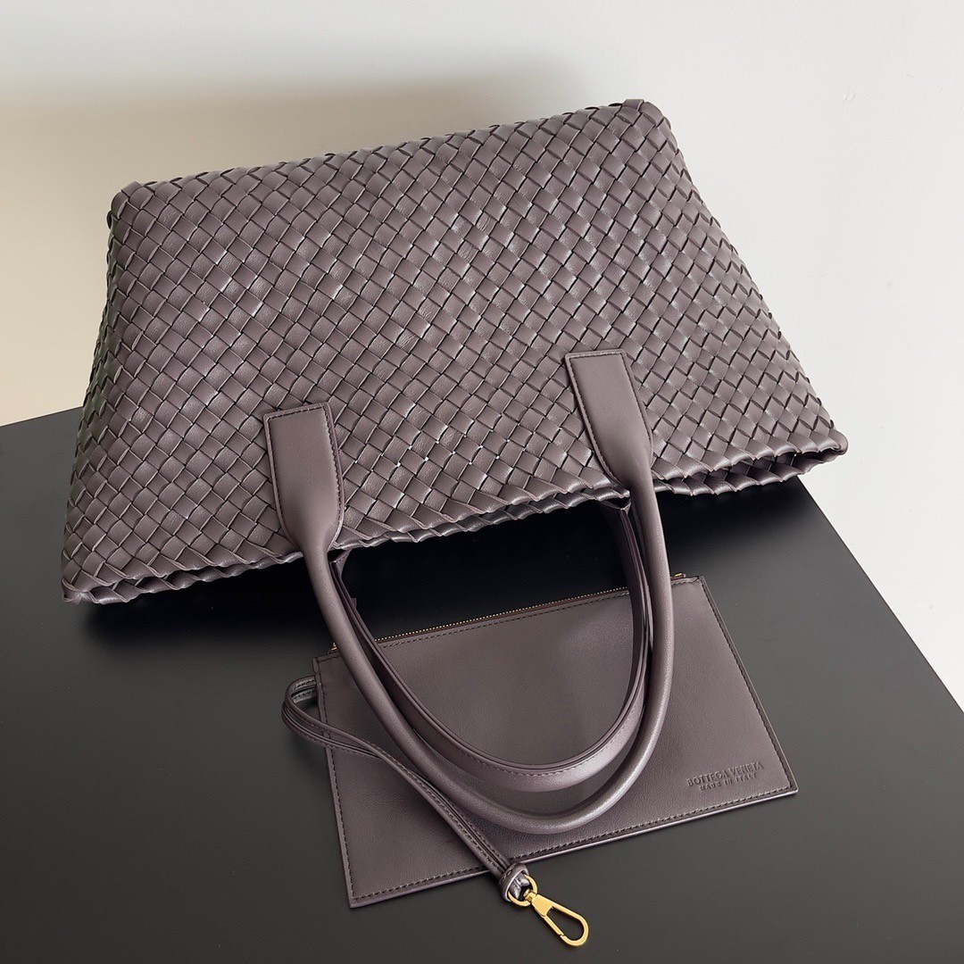 bo*te*ga Ve*ne*ta medium cabat bag in fondant intrecciato lambskin