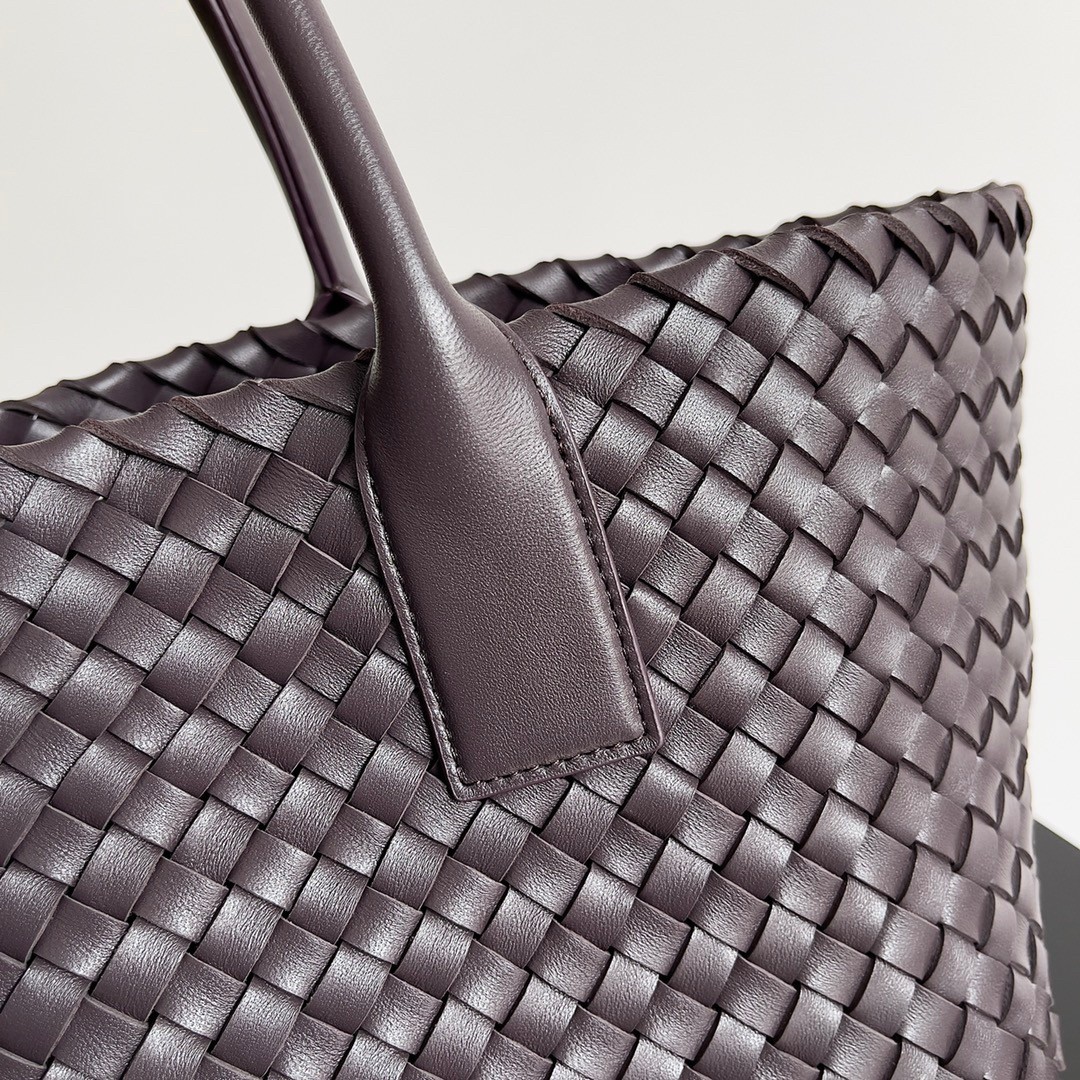 bo*te*ga Ve*ne*ta medium cabat bag in fondant intrecciato lambskin