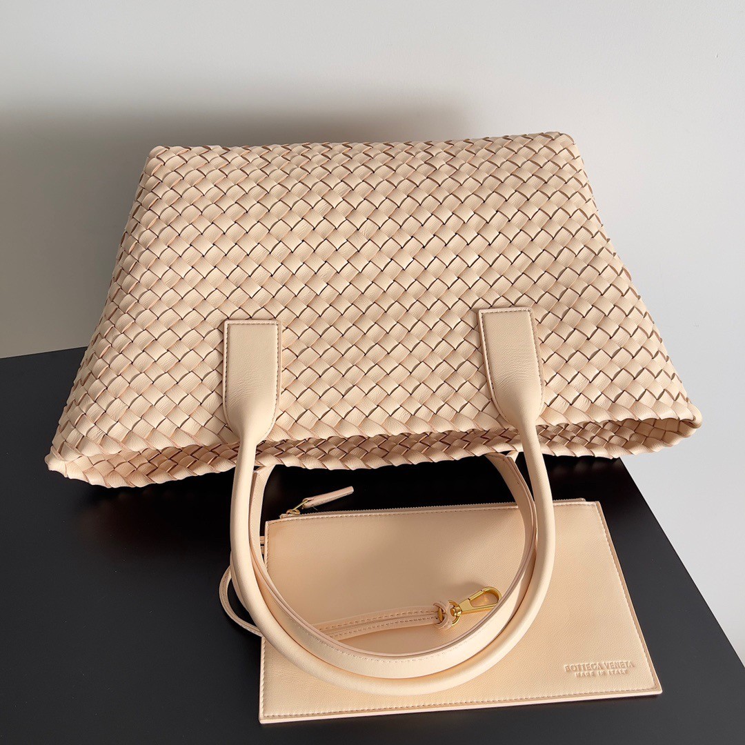 bo*te*ga Ve*ne*ta cabat medium bag in melon intrecciato lambskin