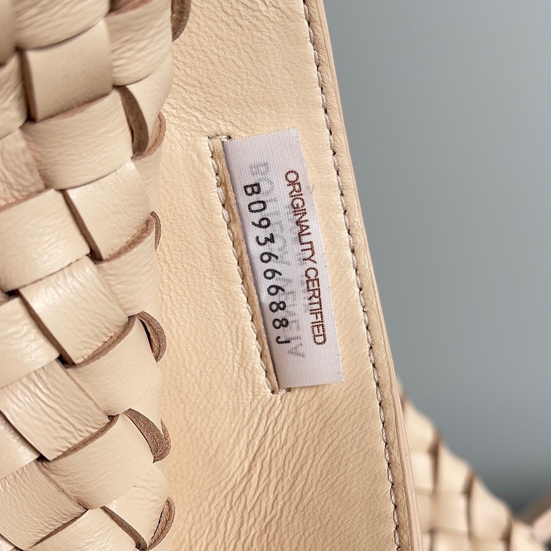 bo*te*ga Ve*ne*ta cabat medium bag in melon intrecciato lambskin