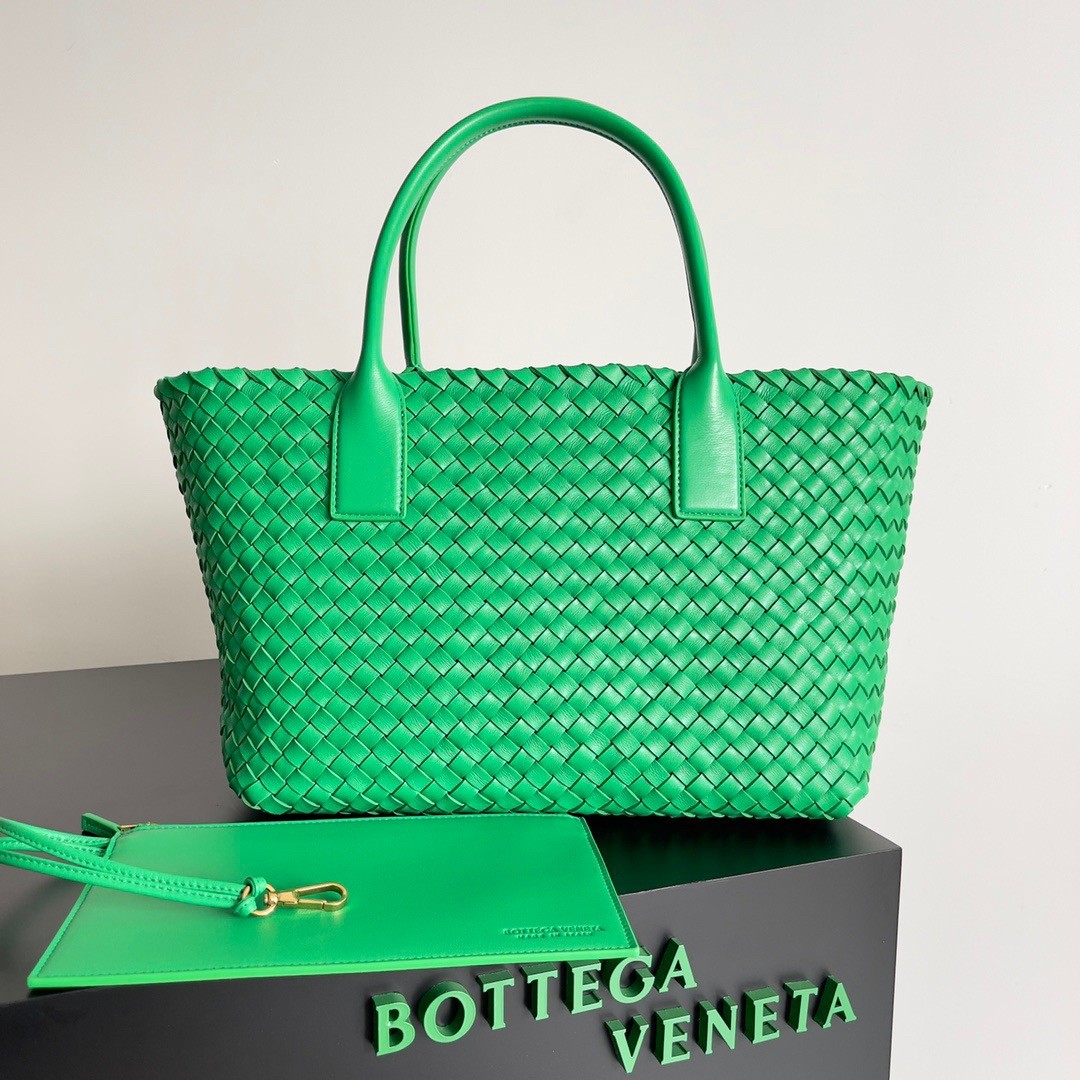 bo*te*ga Ve*ne*ta cabat medium bag in green intrecciato lambskin