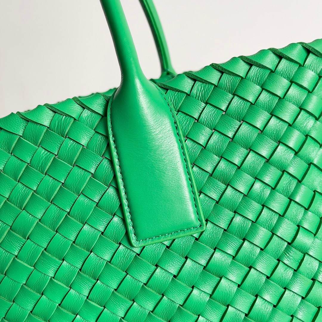 bo*te*ga Ve*ne*ta cabat medium bag in green intrecciato lambskin