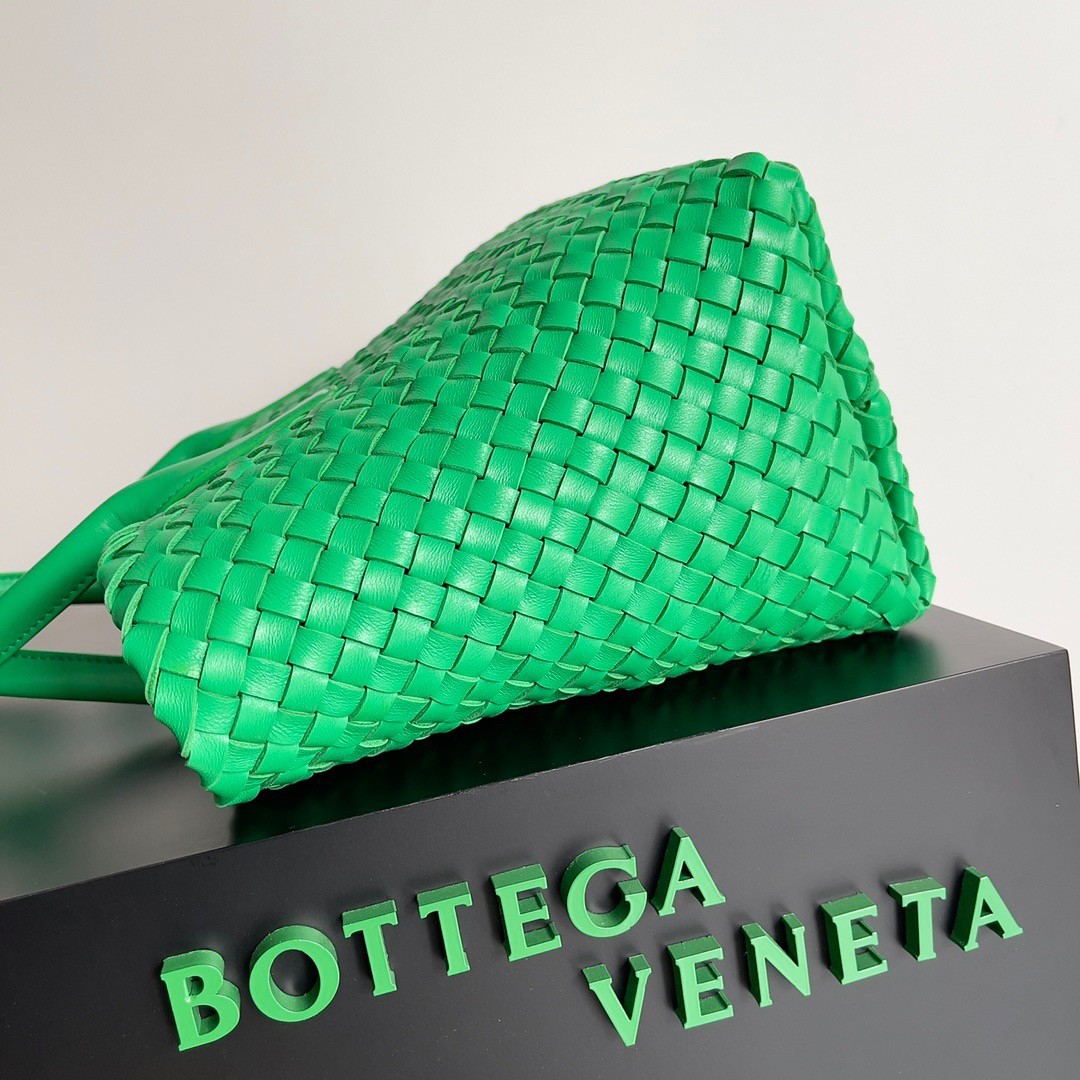 bo*te*ga Ve*ne*ta cabat medium bag in green intrecciato lambskin