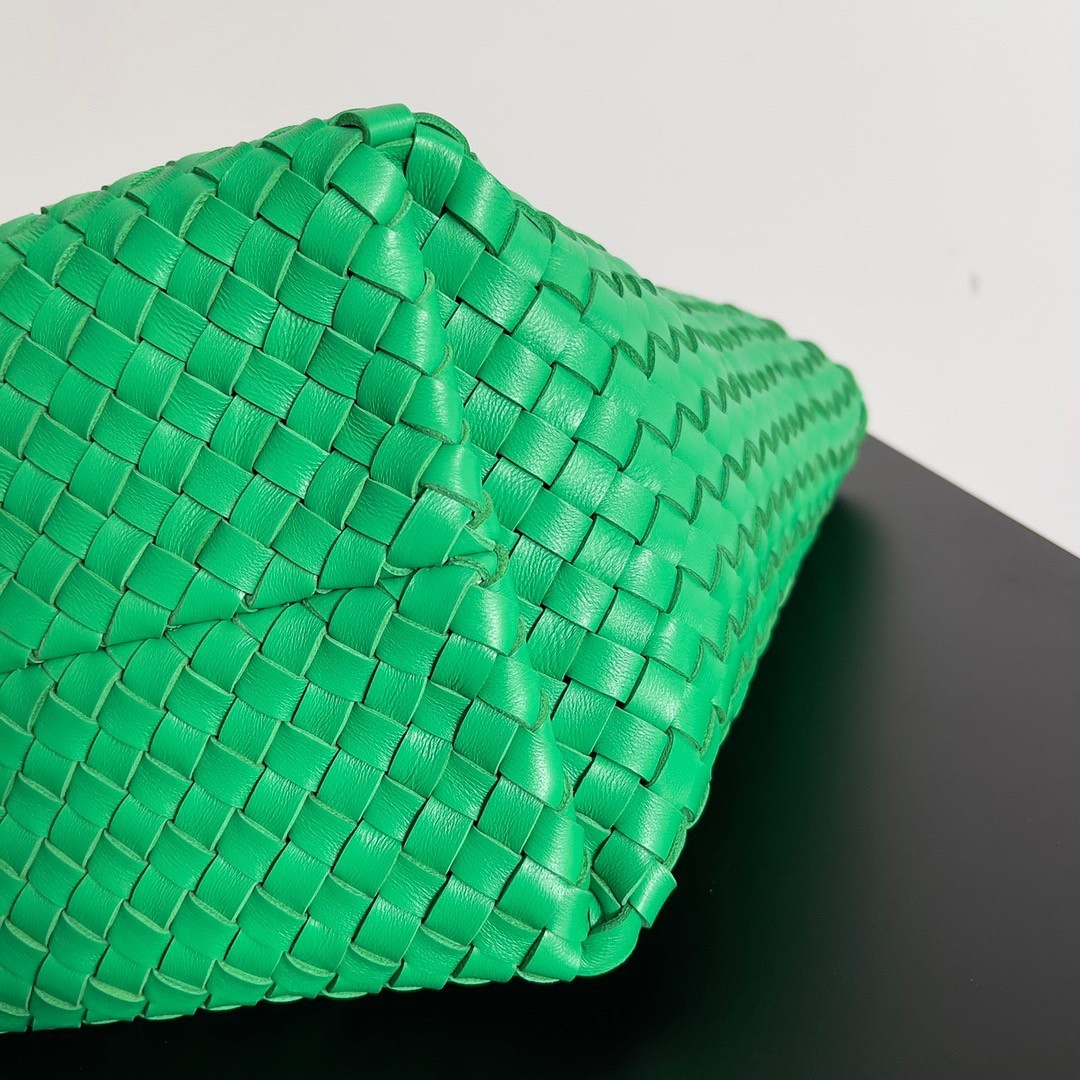 bo*te*ga Ve*ne*ta cabat medium bag in green intrecciato lambskin