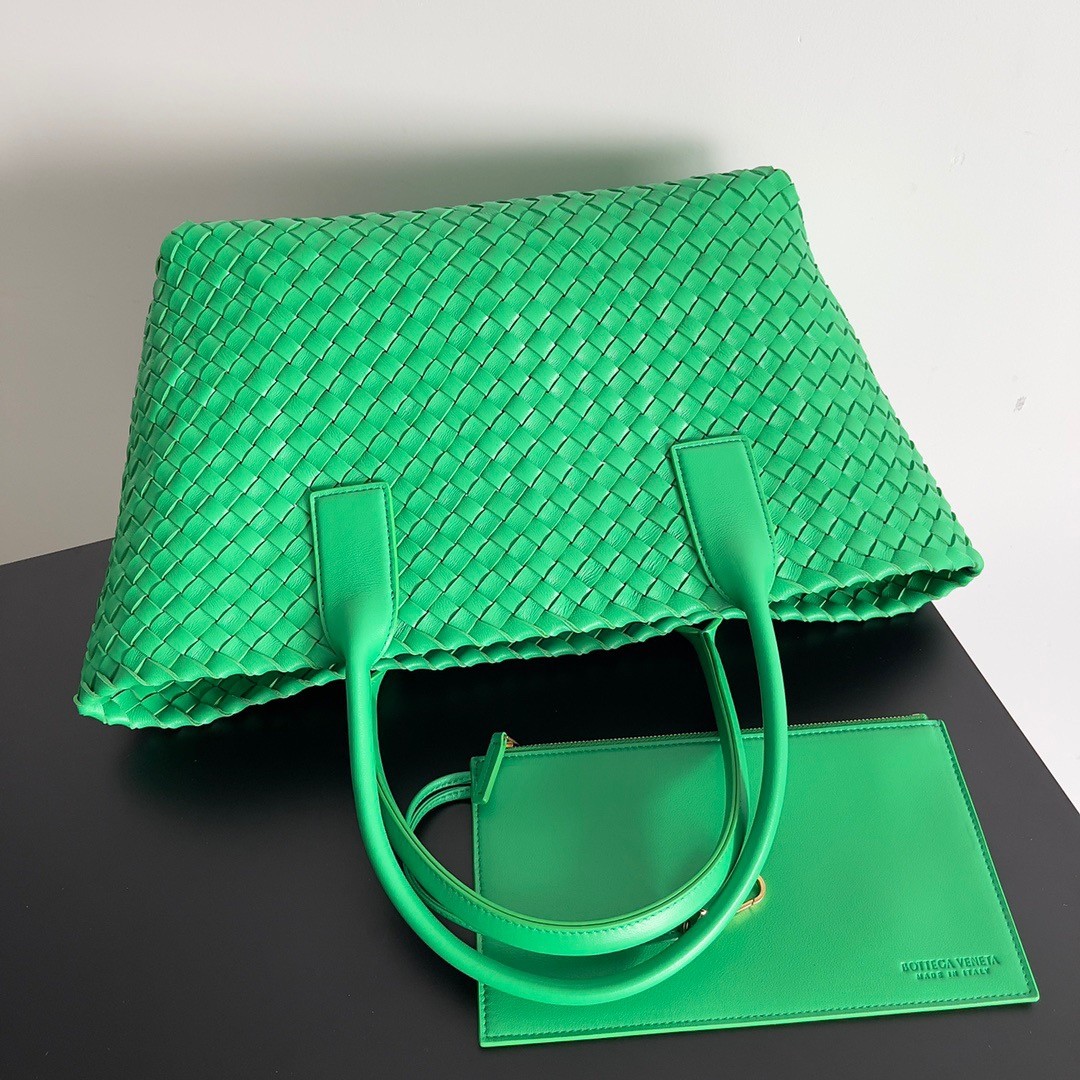 bo*te*ga Ve*ne*ta cabat medium bag in green intrecciato lambskin