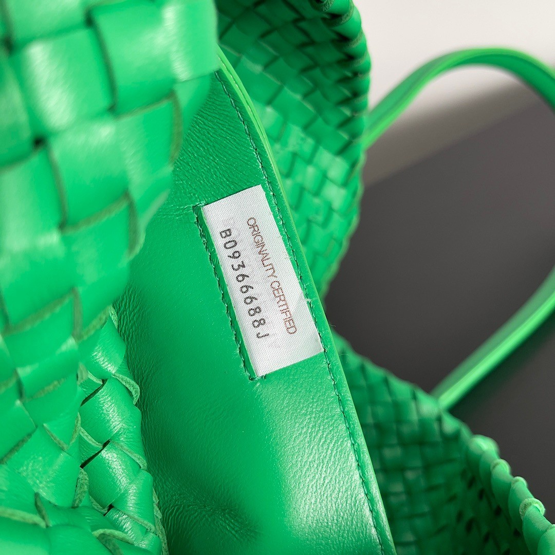 bo*te*ga Ve*ne*ta cabat medium bag in green intrecciato lambskin