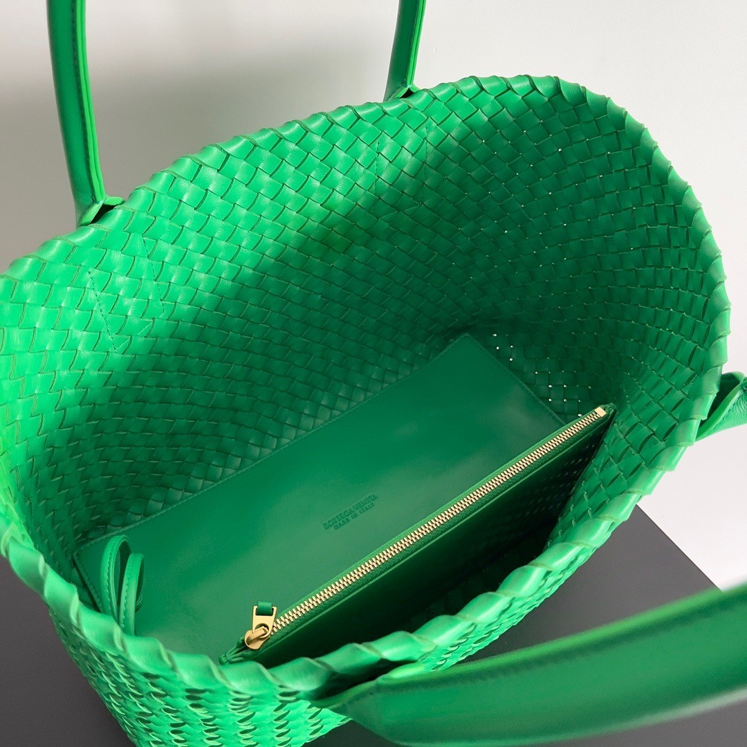 bo*te*ga Ve*ne*ta cabat medium bag in green intrecciato lambskin