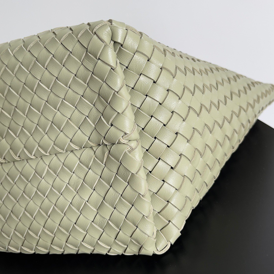 bo*te*ga Ve*ne*ta large cabat bag in travertine intrecciato lambskin