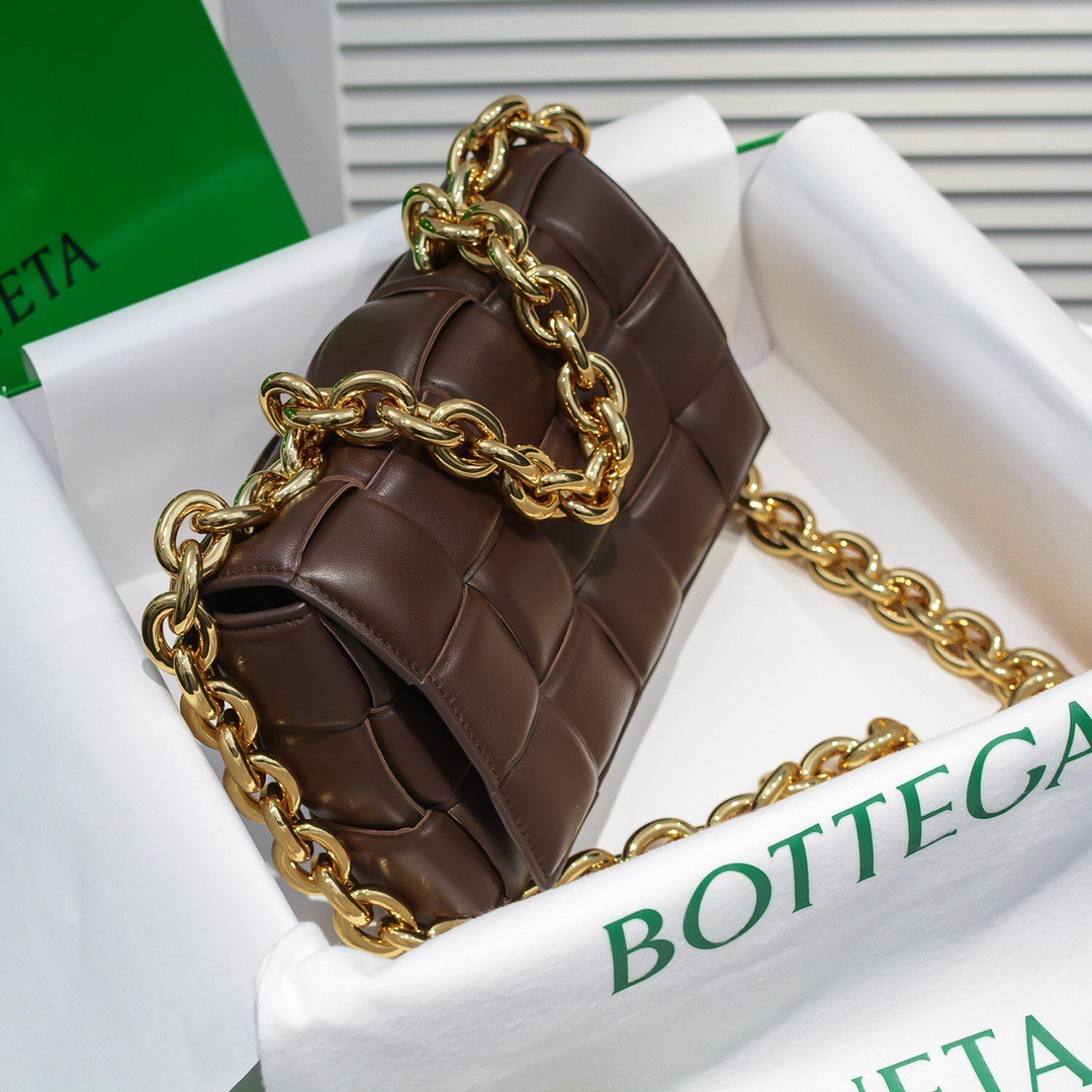 bo*te*ga Ve*ne*ta chain cassette bag in fondant lambskin