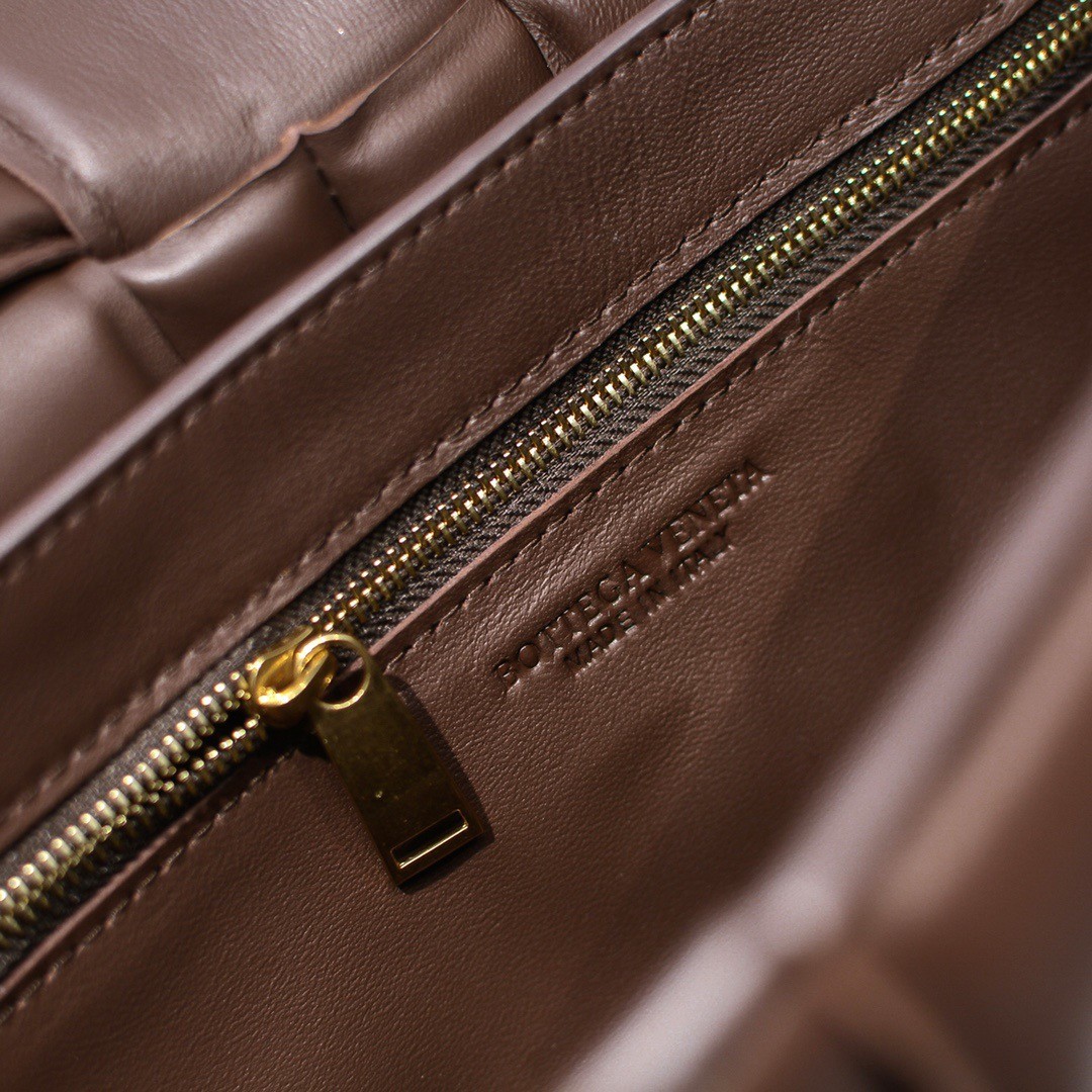 bo*te*ga Ve*ne*ta chain cassette bag in fondant lambskin