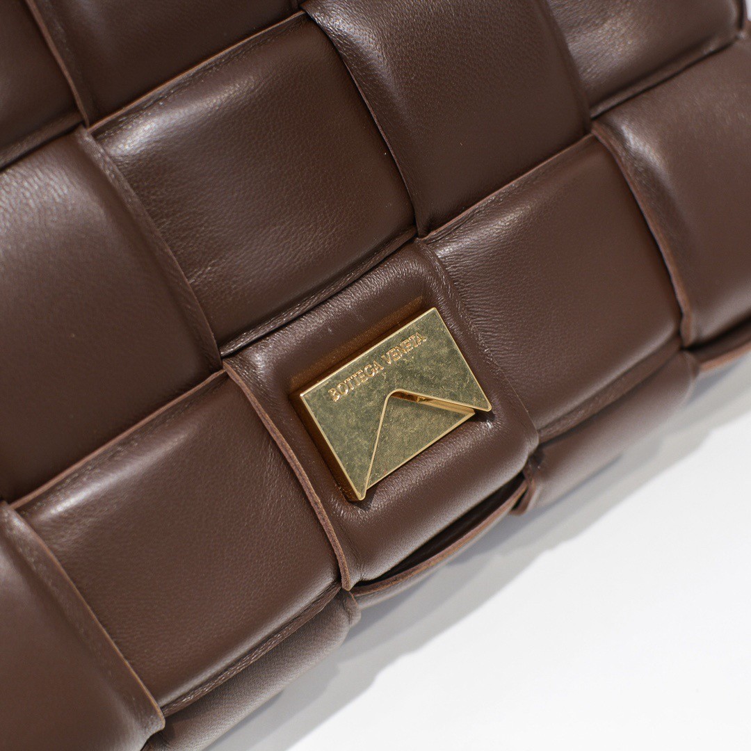 bo*te*ga Ve*ne*ta chain cassette bag in fondant lambskin